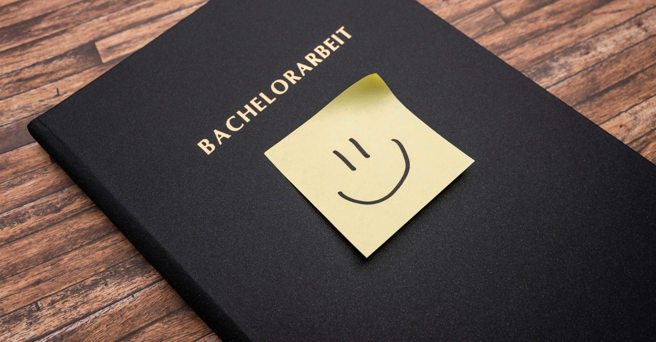 Klebezettel mit Smiley auf einer Bachelorarbeit