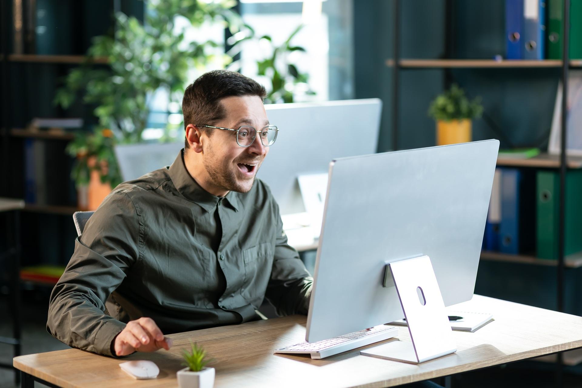 Begeisterter Mann am Bildschirm Amazon Agentur