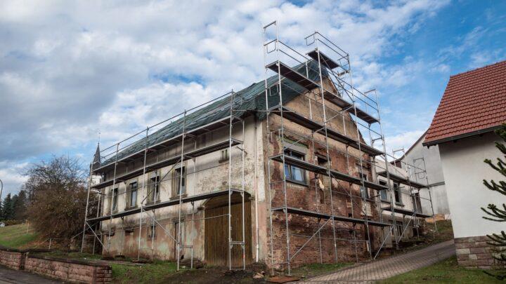 Altbau unter Teilsanierung | Dachsanierung