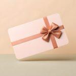 Elegantes Geburtstagsgeschenk mit rosa Schleife auf neutralem Hintergrund